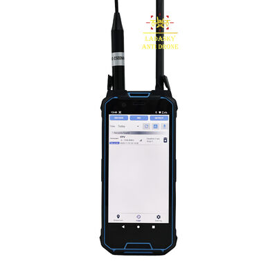 購入 コンパクトなハンドヘルドドローン検出ソリューション 最大3kmの範囲 総合的な100~6000MHz分析 UAV識別とライブ追跡 公共安全部隊に最適 オンライン製造